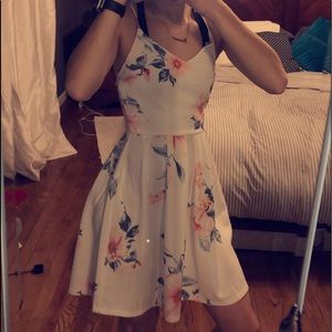 Women’s Floral dress size xs!! Monteau Los Angeles